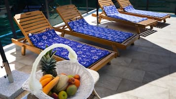 Rumah (Five Bedroom Holiday Home) | Kolam renang outdoor | Kolam renang outdoor, dengan payung kolam renang dan kursi berjemur