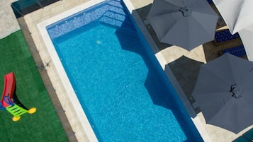 Rumah (Five Bedroom Holiday Home) | Kolam renang outdoor | Kolam renang outdoor, dengan payung kolam renang dan kursi berjemur