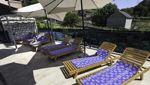 บ้านพัก (Five Bedroom Holiday Home) | สระว่ายน้ำกลางแจ้ง | สระว่ายน้ำกลางแจ้ง, ร่มริมสระว่ายน้ำ, เก้าอี้อาบแดดริมสระ
