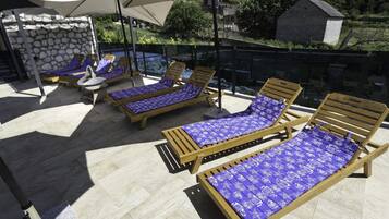 Rumah (Five Bedroom Holiday Home) | Kolam renang outdoor | Kolam renang outdoor, dengan payung kolam renang dan kursi berjemur