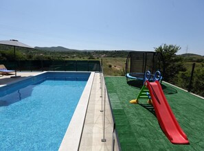 獨棟房屋 (Five Bedroom Holiday Home) | 室外游泳池 | 室外游泳池，提供泳池遮陽傘和日光浴躺椅