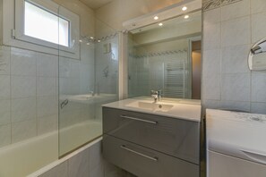 Shower, hair dryer - Apartment 'Choucas' with Mountain View and Balcony (Huez)