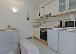 Kylskåp, mikrovågsugn, ugn och spishäll