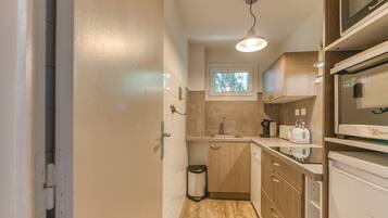 Een koelkast, een microgolfoven, een oven, een kookplaat