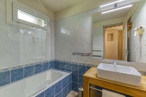 Douche, séchoir à cheveux, serviettes fournies