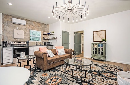 Smart-TV. Wildwood Cottage/3 blocks from downtown Nac/King Bed/WiFi/Covered Parking