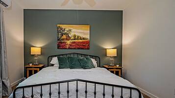 1 slaapkamer, een strijkplank/strijkijzer, gratis wifi, beddengoed