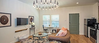 Wildwood Cottage/3 blocks from downtown Nac/King Bed/WiFi/Covered Parking