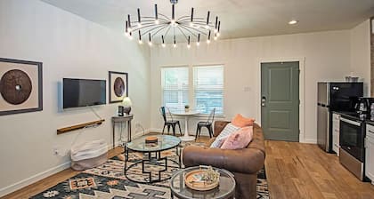 Wildwood Cottage/3 blocks from downtown Nac/King Bed/WiFi/Covered Parking