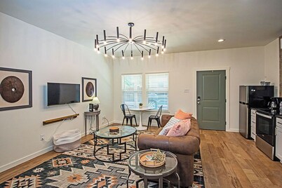 Wildwood Cottage/3 blocks from downtown Nac/King Bed/WiFi/Covered Parking