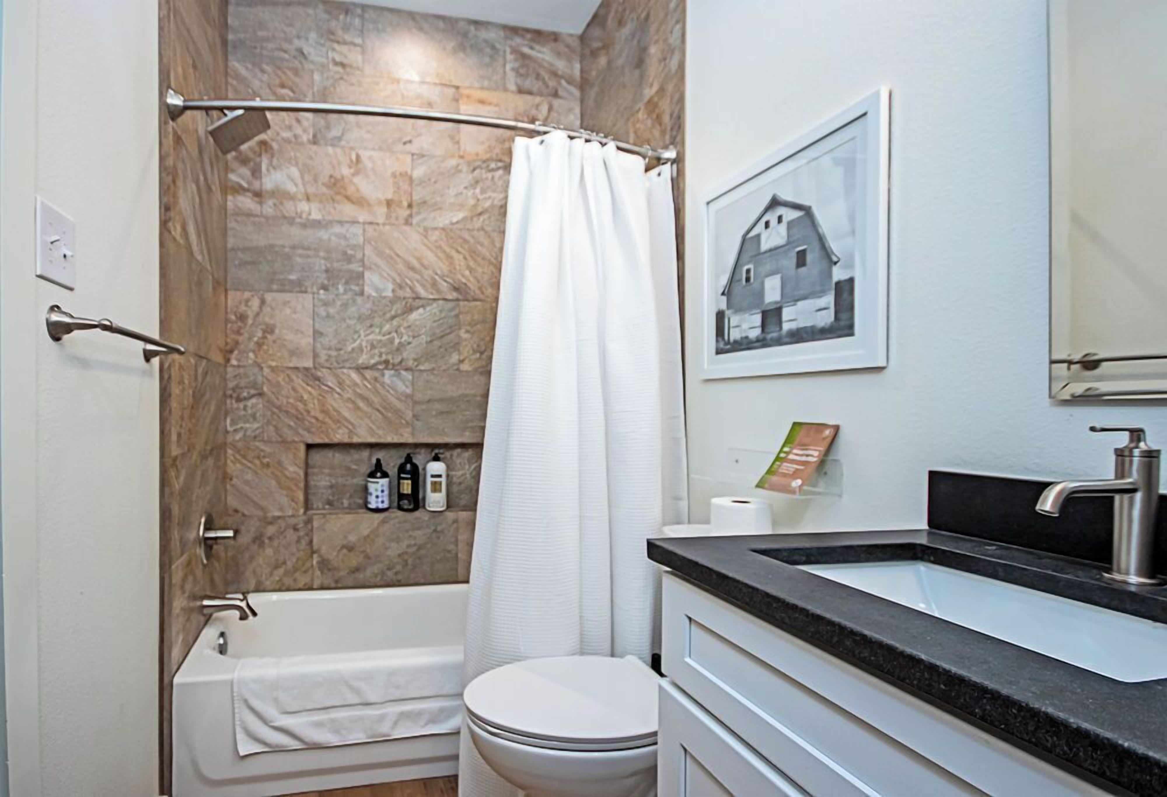 Une salle de bain avec une baignoire, des toilettes et un lavabo.