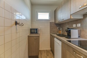 ثلاجة، ميكروويف، فرن، موقد طهي مسطح