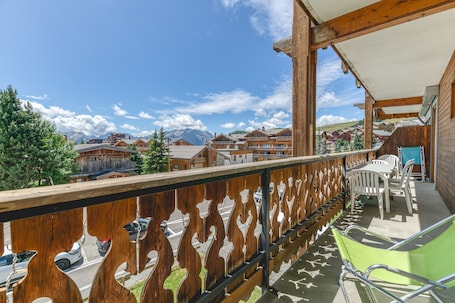 Outdoor dining. Apartment 'Crocus 4-5 55m2' with Balcony and Wi-Fi