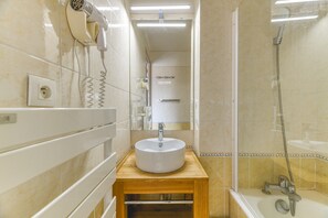 Shower, hair dryer, towels - Apartment 'Crocus 4-5 55m2' with Balcony and Wi-Fi (Huez)