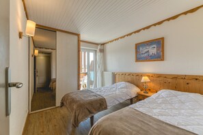 2 bedrooms, WiFi, bed sheets - Apartment 'Crocus 4-5 55m2' with Balcony and Wi-Fi (Huez)