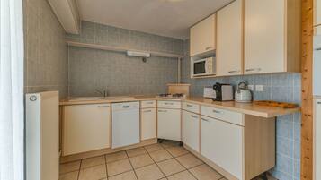 Een koelkast, een microgolfoven, een oven, een kookplaat