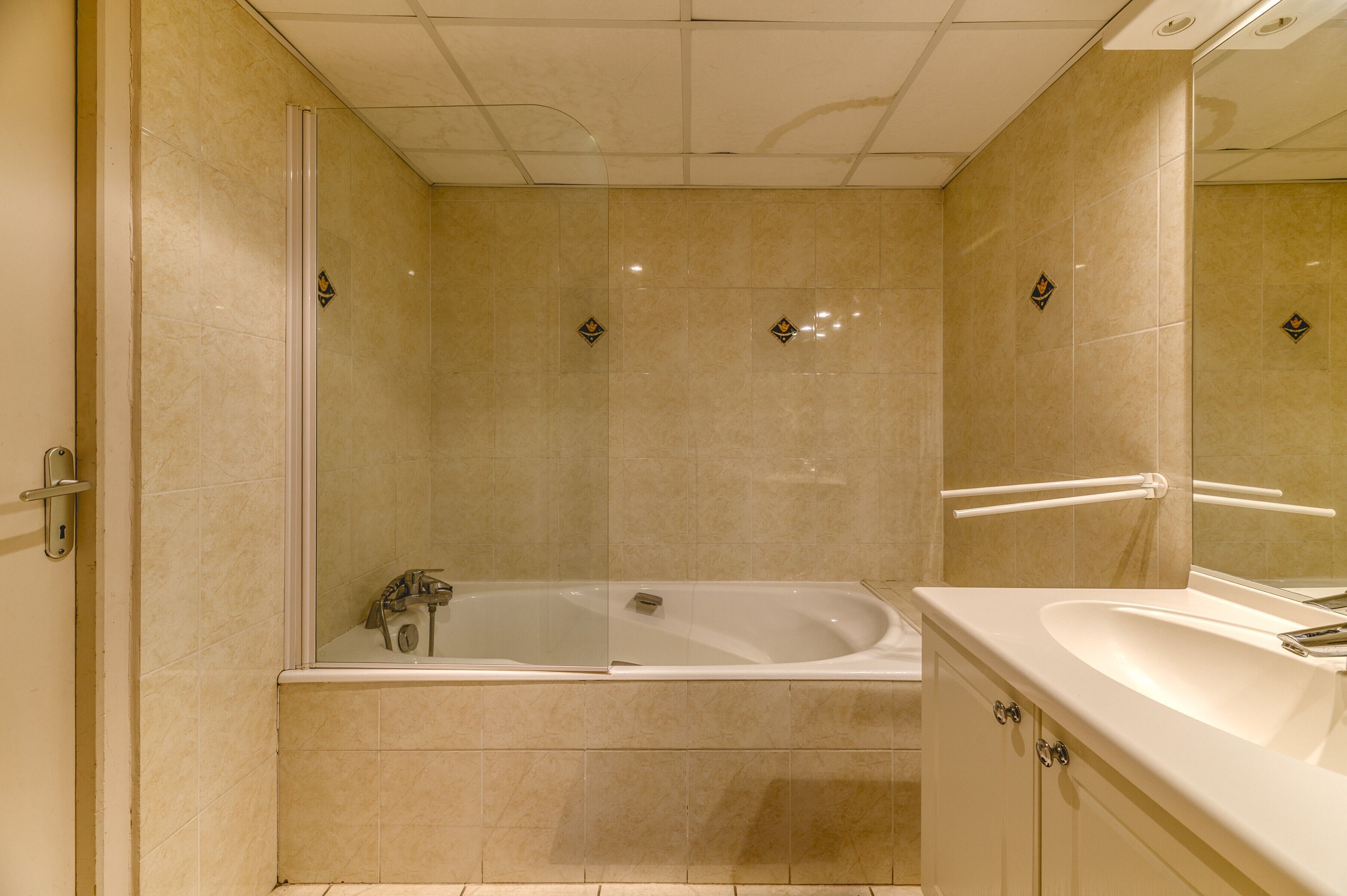 Ducha, secador de pelo y toallas