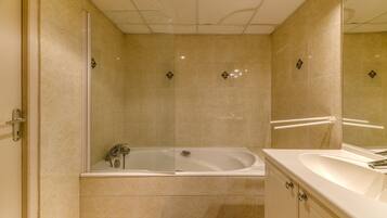 Douche, sĂšche-cheveux, serviettes fournies