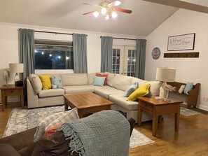 Living area - Cozy, Quiet Home on Lake Malone with private dock (Lewisburg)