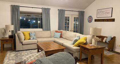 Cozy, Quiet Home on Lake Malone with private dock