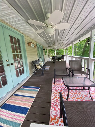 Cozy, Quiet Home on Lake Malone with private dock