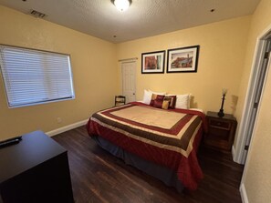 1 habitación, tabla de planchar con plancha y ropa de cama 