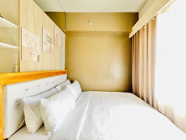 Tabla de planchar con plancha y ropa de cama