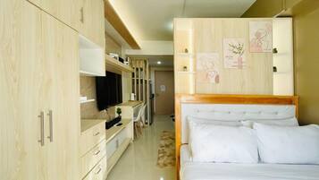 Iron/ironing board, bed sheets, wheelchair access