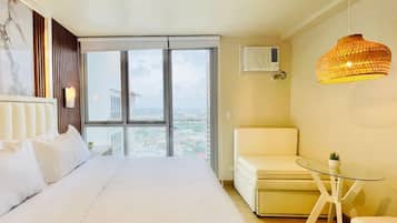 Iron/ironing board, bed sheets, wheelchair access