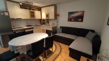 Căn hộ (Two Bedroom Apartment with Terrace no) | Phòng khách | TV màn hình phẳng 32-inch có truyền hình cáp