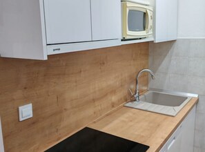 アパートメント (Two Bedroom Apartment with Terrace no) | 専用キッチン | 冷蔵庫、トースター、調理器具と食器