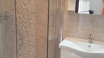 Căn hộ (Two Bedroom Apartment with Terrace no) | Phòng tắm | Buồng tắm vòi sen, khăn tắm