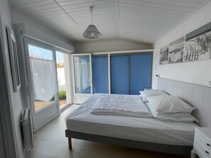 4 bedrooms, iron/ironing board, WiFi