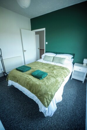 3 bedrooms, iron/ironing board, WiFi, bed sheets - Free Parking House in Lowestoft | Short/Long Stays (Suffolk)