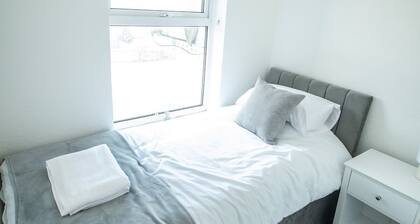 3 Beds Home | Near Beach & Town