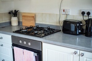 Fridge, microwave, oven, stovetop - Free Parking House in Lowestoft | Short/Long Stays (Suffolk)