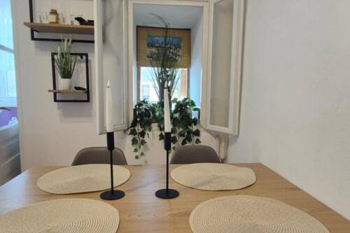Appartement (One Bedroom Apartment) | Salle de séjour | Téléviseur à écran plat de 32 po avec télévision par câble