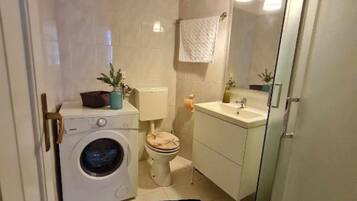 Apartamento (One Bedroom Apartment) | Banheiro | Chuveiro, toalhas de banho