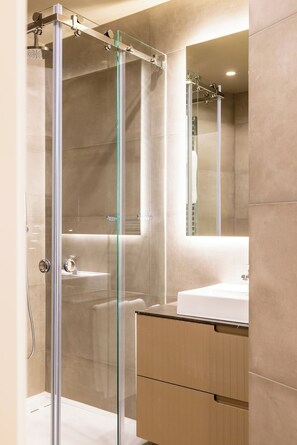 Dusche, Haartrockner, Bidet, Handtücher
