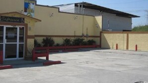 A building with a storefront labeled "Cafeteria" and a sign for "HARTFORD". - Hotel Las Vegas (Matamoros)