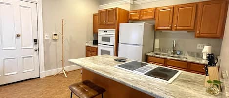 Coffee/tea maker, cookware/dishes/utensils