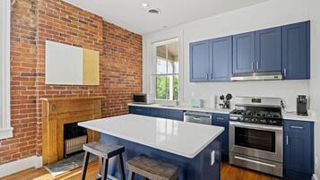 Réfrigérateur, four à micro-ondes, un four, surface de cuisson