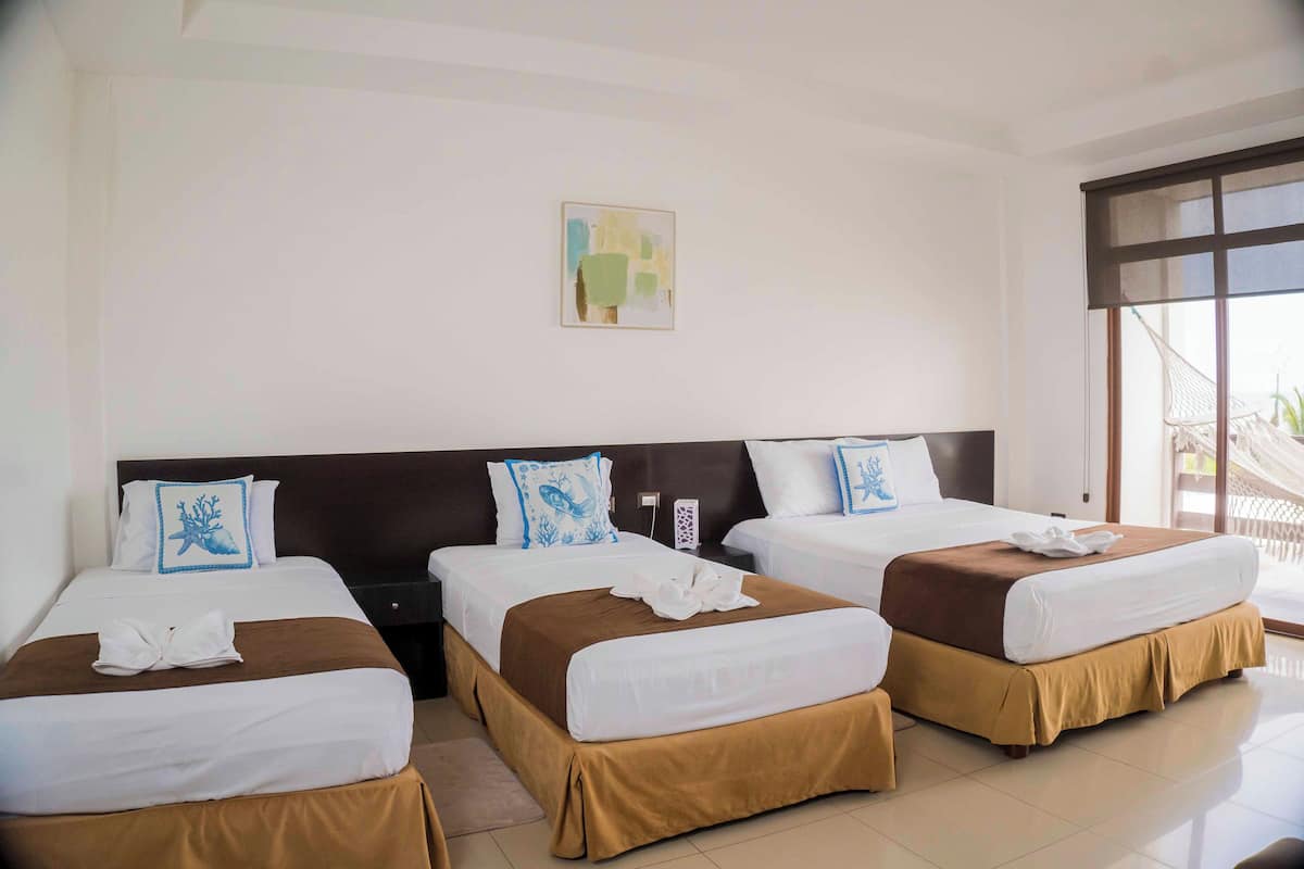 Habitación cuádruple familiar, balcón, vistas al mar | Wifi gratis