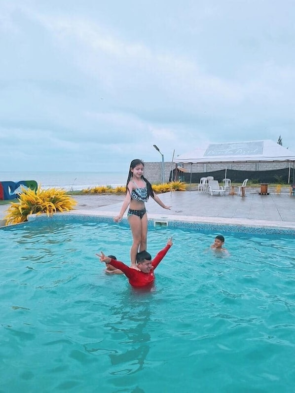 2 outdoor pools