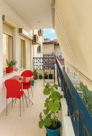 Outdoor dining - Charming 1-bedroom apartment with AC, WiFi in superb Tiranë (Tiranë)