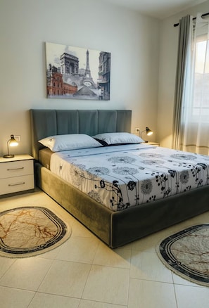 1 bedroom, in-room safe, desk, iron/ironing board - Charming 1-bedroom apartment with AC, WiFi in superb Tiranë (Tiranë)