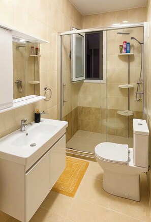 Hair dryer, bidet, towels, soap - Charming 1-bedroom apartment with AC, WiFi in superb Tiranë (Tiranë)