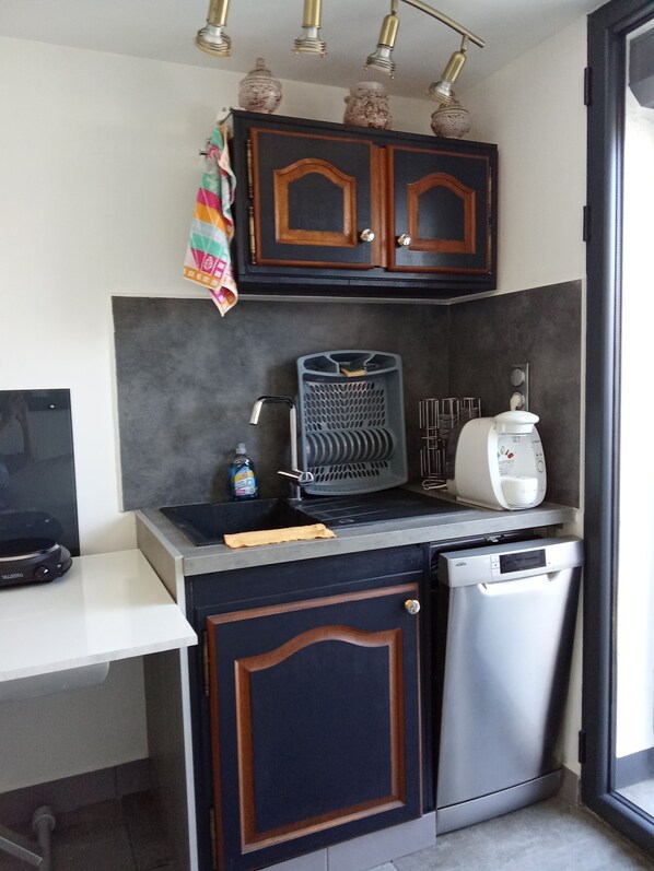Micro-ondes, plaque de cuisson, lave-vaisselle