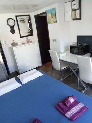1 bedroom, bed sheets