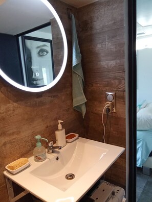 Shower, free toiletries, towels, soap - STUDIO Perpignan (Perpignan)